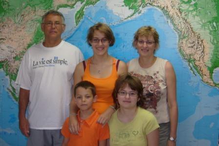 FRENCH family parents and kids learning English at AICOL
